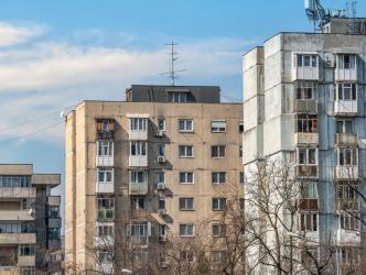 Ce a putut să facă un român în scara blocului, chiar la ușa apartamentului său. Cineva a pozat totul și a arătat dovada