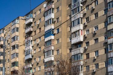 Ce a putut să facă un român la ușa apartamentului său, pe scara blocului. Ceilalți locatari au pozat imediat grozăvia