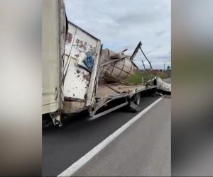 România, lovită de un ciclon polar. Şofer de TIR, rănit grav după ce rafalele de vânt au luat pe sus bucăţi din remorca unui camion