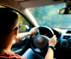Permisul auto ar putea fi obţinut de la 17 ani în România. Tinerii pot conduce orice maşină, dacă respectă o condiţie