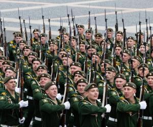 LIVE VIDEO Moscova marchează Ziua Victoriei cu o paradă "nucleară". 9.000 de soldaţi, cu sisteme de rachete Iskander şi Yars, defilează în Piaţa Roşie