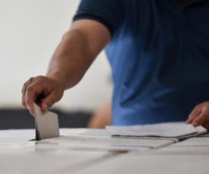 Primele incidente la vot. Cercetări pentru instigare la fraudă: În unele secţii, alegătorii au primit mai multe buletine de vot