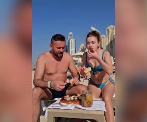 Doi români au mâncat slănină cu ceapă pe o plajă din Dubai: "Dacă ne prind ăştia, ne bagă în puşcărie. Noi mâncăm şi în spatele nostru e Burj al-Arab"