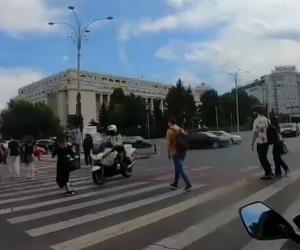 Momentul în care un poliţist pe motocicletă loveşte în plin o femeie aflată pe trecere, pe Calea Victoriei. Avea sirenele pornite