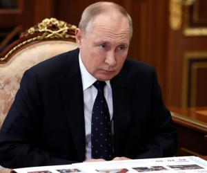 Rusia încercuită de NATO şi Vladimir Putin alungat de la putere. Realitatea alternativă în care trăiesc ruşii