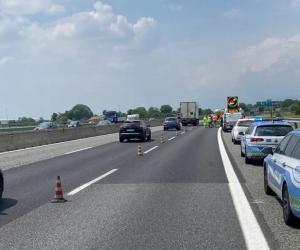 Un şofer român de TIR a ucis un bătrân care se chinuia să îşi facă pana pe banda de urgenţă. Italianul a fost spulberat sub privirile îngrozite ale soției