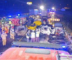 Carnagiu pe autostradă. 4 morţi şi zeci de răniţi după un accident înfiorător cu 22 de maşini, în apropiere de Gdansk, Polonia