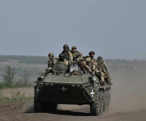 Ucraina face un pas uriaş în spate. Ruşii au forţat trupele Kievului să mute linia frontului: asalt dezlănţuit pe toată lungimea frontului din est