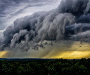 Ploi şi vijelii în toată ţara, până joi dimineaţă. La noapte, 14 judeţe şi Capitala intră sub avertizare meteo de furtuni