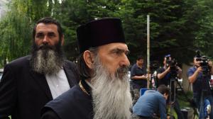 Arhiepiscopul Teodosie pretinde că a fost „înregistrat din răzbunare” în timp ce cumpăra influența unui afacerist. Prelatul, filmat când negocia un comision de 160.000 de lei