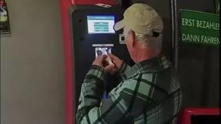 Poliția îl caută pe bărbatul cu seringa, filmat când injectează acid în automatele de parcare dintr-un oraș german