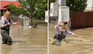 VIDEO. Reporterul România TV cade într-un canal și se scufundă cu totul, în timp ce transmitea dintr-un sat inundat