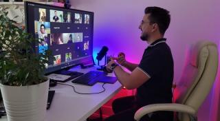 Bacalaureat la clasa a VIII-a. Un inginer din Sibiu, pasionat de matematică, pregătește elevi de școală generală pentru Bac-ul de la anul. Copiii, testați ca la un examen adevărat: „Țintim nota 9!”