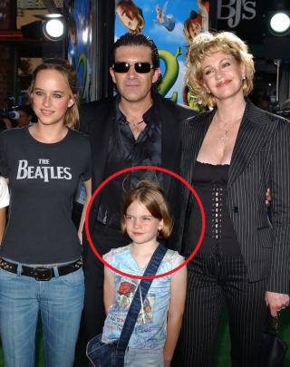 Cum arată acum Stella, fiica fostului cuplu Melanie Griffith & Antonio Banderas. Are 29 de ani, este superbă și s-a căsătorit în cadrul unei ceremonii de vis. Foto