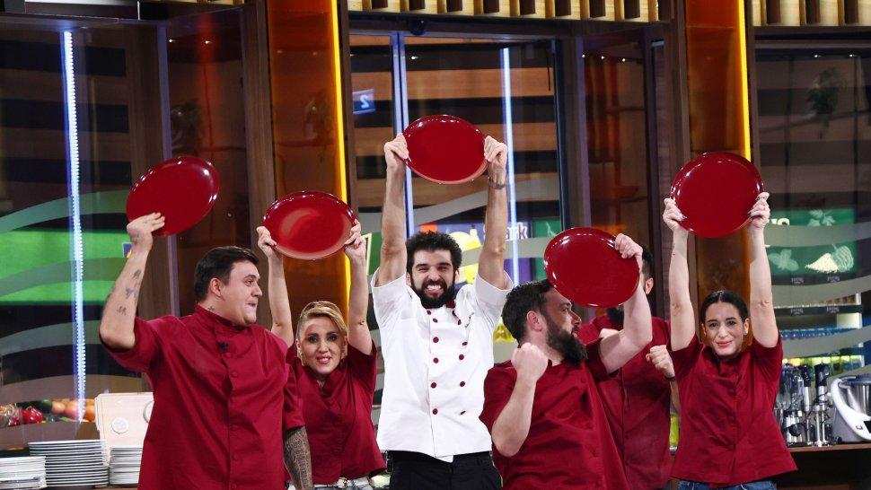 Echipa bordo a obținut o nouă victorie. Provocare dură: Chefii &icirc;și impun unii altora combinații grele de ingrediente