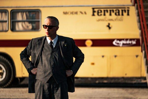 Urmărește-l pe Adam Driver în rolul legendarului Enzo Ferrari, omul care a schimbat pentru totdeauna lumea vitezei. Filmul Ferrari e în AntenaPLAY!