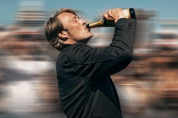 Urmărește-l pe Mads Mikkelsen &icirc;ntr-un rol memorabil. Vezi acum filmul premiat la Oscar &bdquo;&Icirc;ncă un r&acirc;nd" &icirc;n AntenaPLAY. O poveste captivantă despre alegeri și sensul vieții!