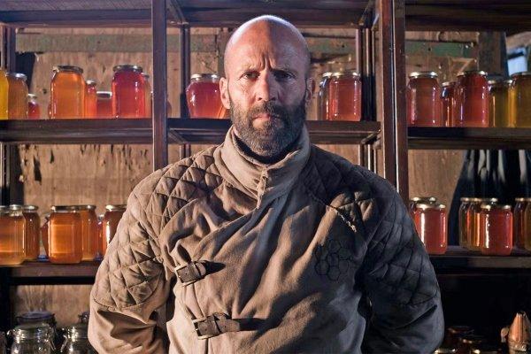 Urmărește-l pe Jason Statham &icirc;ntr-un thriller exploziv, unde secretele ucid și acțiunea nu se oprește. Vezi acum The Beekeeper: Răzbunare iminentă