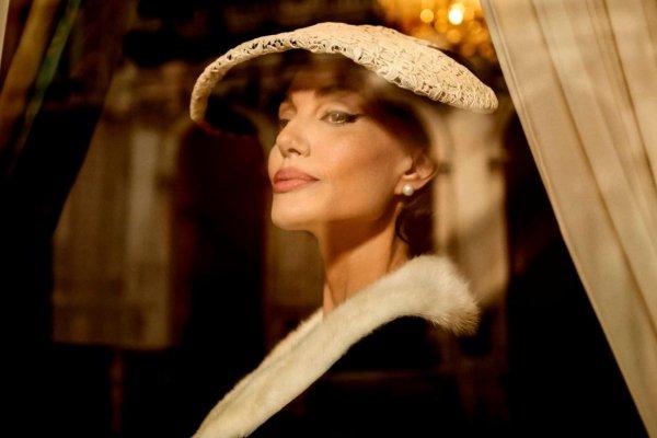 Urmărește-o pe Angelina Jolie &icirc;n rolul legendarei Maria Callas. Vezi filmul Maria &icirc;n AntenaPLAY. Nu rata o poveste marcată de iubire și regrete.