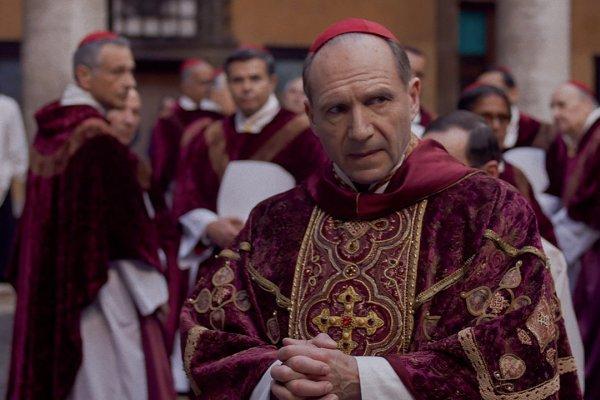 Conclave, un thriller ce scoate la iveală jocurile de putere de la Vatican. Vezi în AntenaPLAY producția premiată de Academia Britanică de Film