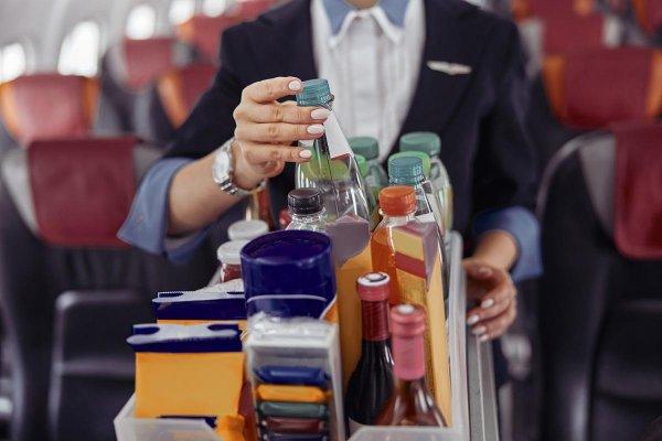 Ce băutură nu trebuie să comanzi niciodată la bordul unui avion. Însoțitorii de zbor au dezvăluit lichidul care trebuie evitat