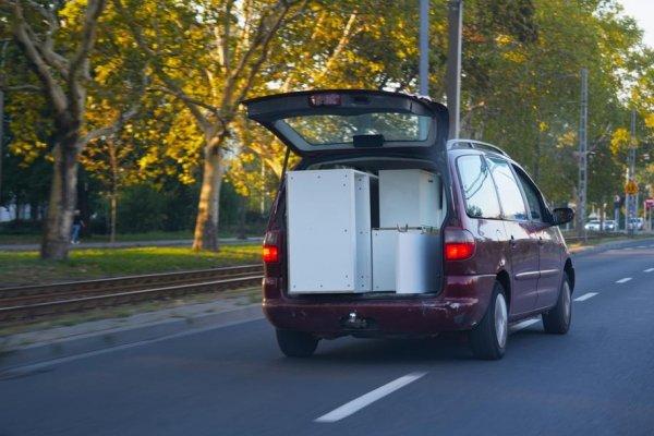 Puțini români știu că este specificat în lege dacă au voie să transporte mobilă cu mașina personală. Când pot fi sancționați