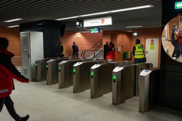 Scandal de proporții la metrou. Un bărbat s-a luat la bătaie cu paznicii și a făcut prăpăd la turnicheți