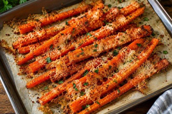 Morcovi copți &icirc;n crustă crocantă de parmezan. O rețetă potrivită și pentru platourile festive