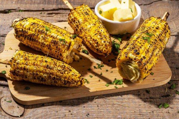 Rețetă delicioasă de porumb la grătar. Ce ingredient să adaugi pentru un plus de savoare