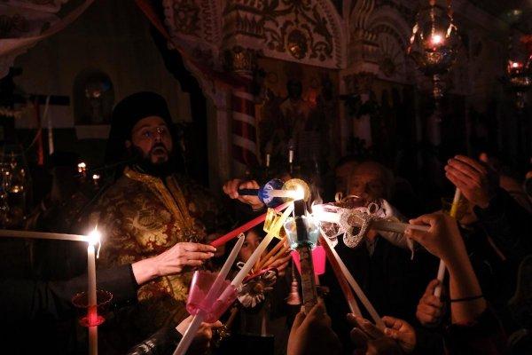 Sf&acirc;nta Lumină ajunge &icirc;n Rom&acirc;nia cu o cursă specială. C&acirc;nd sosește de la Ierusalim