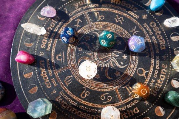 Horoscop luna iulie 2025. Ce schimbări apar în viața zodiilor de foc. Astrele arată care sunt zodiile norocoase