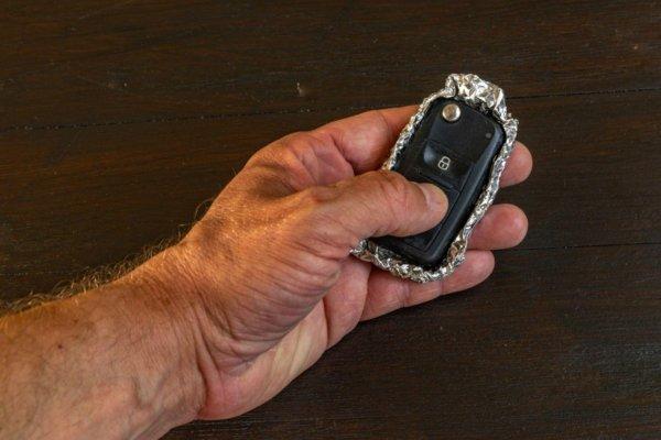 Ce &icirc;nseamnă c&acirc;nd vezi o cheie de mașină &icirc;nvelită &icirc;n folie de aluminiu. De ce tot mai mulți șoferi apelează la acest truc