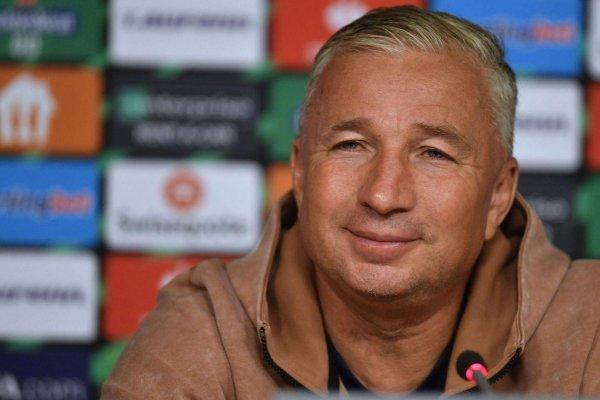 Imagini rare cu Dan Petrescu și fiica lui cea mică. Cei doi au fost surprinși țin&acirc;ndu-se de m&acirc;nă prin București