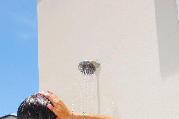 (P) Crezi că vara &icirc;ți strică părul? Adevărul este puțin mai complicat.