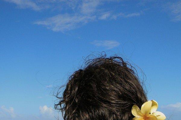 (P) Cum &icirc;ți porți părul la plajă fără să renunți la stil? 5 coafuri recomandate de hairstyliști pentru zilele de vară