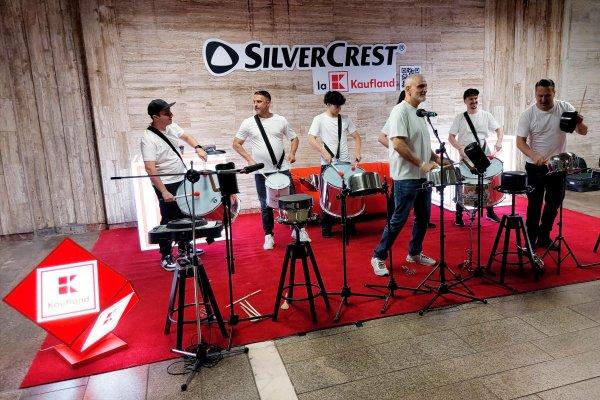 (P) Damian Drăghici a transformat oalele și tigăile &icirc;n instrumente muzicale. Spectacolul inedit ce a surprins călătorii din metrou