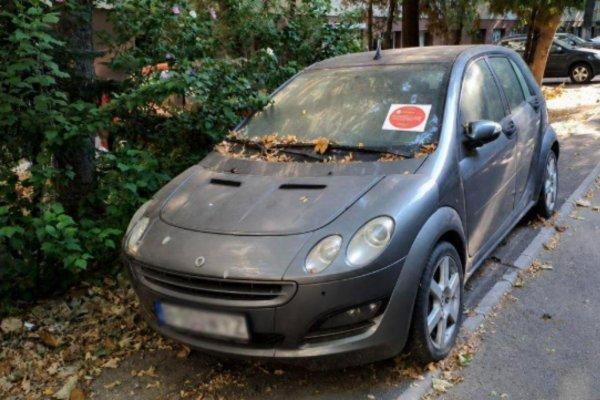 Ce &icirc;nseamnă dacă găsești o bulină roșie pe parbrizul mașinii tale. Avertismentul de care trebuie să știe șoferii