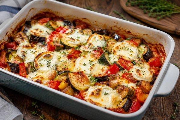 Ratatouille la cuptor cu br&acirc;nză de capră. Una dintre cele mai reprezentative m&acirc;ncăruri ale sudului Franței