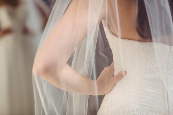 O tânără și-a cumpărat o rochie de mireasă, deși nu era logodită. Când s-a uitat pe etichetă nu i-a venit să creadă ce scrie