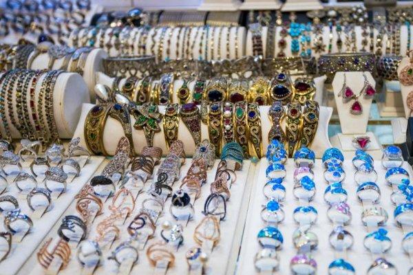 O femeie și-a cumpărat niște cercei vechi la preț de chilipir, dar s-a ales cu o adevărată &bdquo;comoară&rdquo;! Ce a descoperit