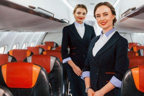 Ce salariu are o stewardesă din Rom&acirc;nia. Suma lunară pe care o primește un &icirc;nsoțitor de zbor nu e deloc mică