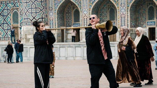 Asia Express &ndash; Drumul Mătăsii &icirc;ncheie primul stage.Eșarfa a fost roșie. What&rsquo;s UP și soția lui, Miky, au părăsit competiția
