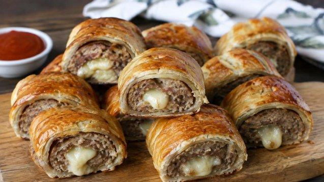 Rulouri crocante cu carne și mozzarella. Rețetă de gustare sățioasă și ușor de pregătit