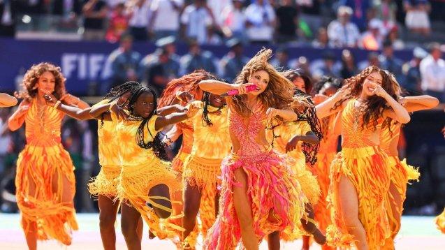 Cum a ajuns designerul rom&acirc;n Rafaela Pestrițu să creeze costumele purtate de Shakira și dansatorii săi la finala World Cup 2026