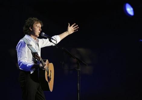 VIDEO! Paul McCartney a cazut pe scena in timpul unui concert