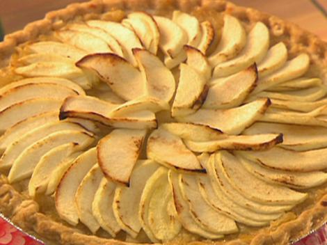 VIDEO! Reteta: tarta de mere si caise