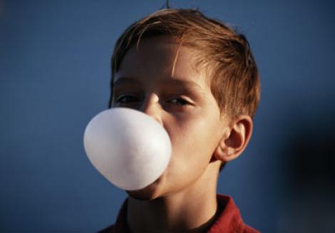 Ce pot pati copiii de la guma de mestecat