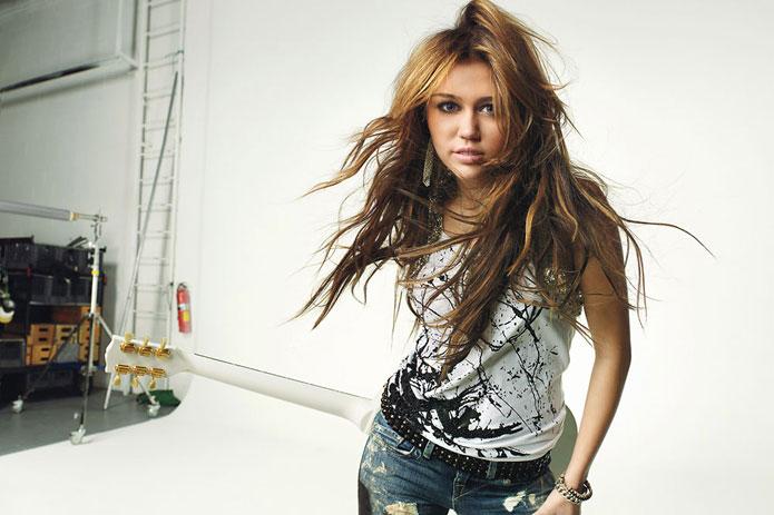 Noul videoclip Miley Cirus "Can't be tamed" comparat cu stilul lui Britney