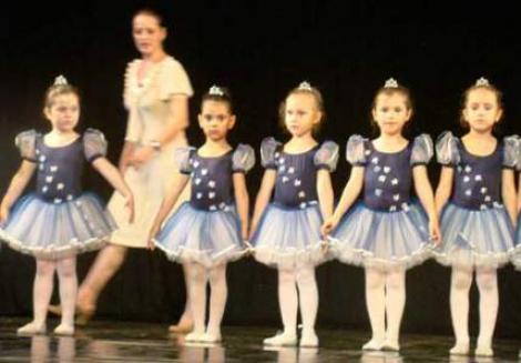 Balerine de 4-6 ani au evoluat la Teatrul "Ion Dacian"