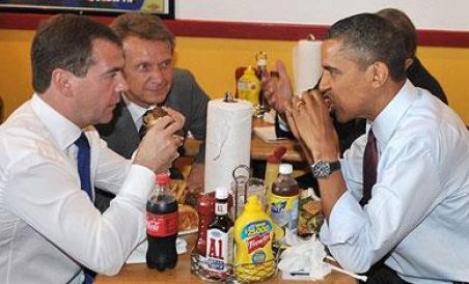 Obama si Medvedev, impreuna la un fast food pentru a manca hamburgeri